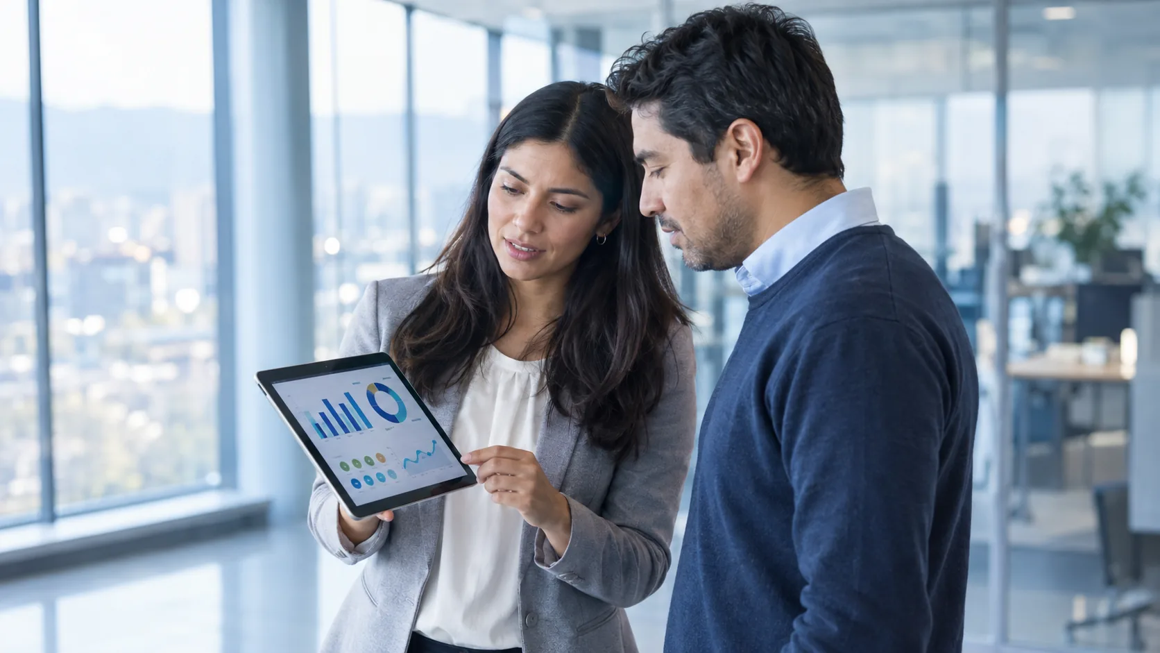 Dos profesionales revisando datos de aprendizaje en una tablet